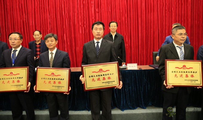 全國現(xiàn)代種業(yè)發(fā)展暨南繁硅谷建設工作會議強調 打造南繁硅谷 建設種業(yè)強國   為農業(yè)農村現(xiàn)代化提供有力支撐