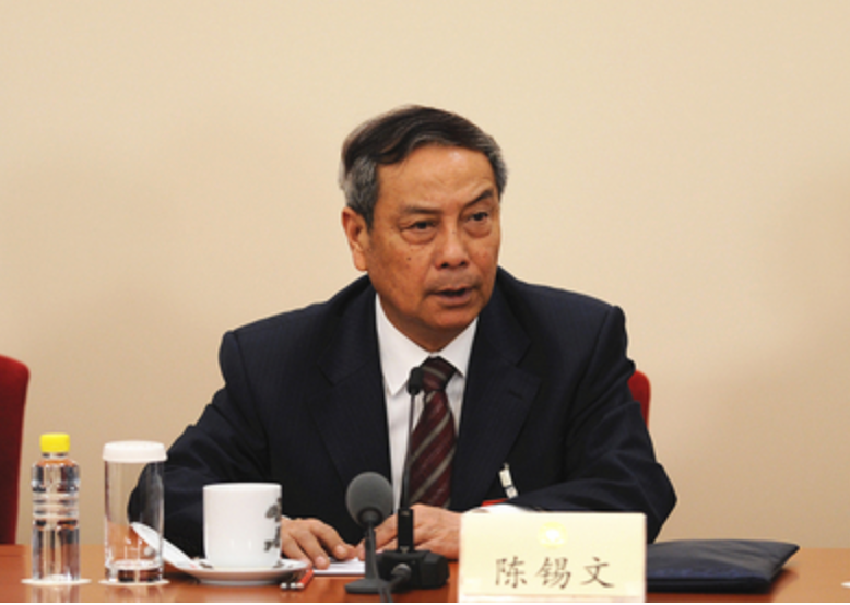 小農(nóng)戶迄今為止仍然是我國農(nóng)業(yè)經(jīng)營的基本面，這不是偏愛小農(nóng)戶，而是客觀現(xiàn)實。在發(fā)展現(xiàn)代農(nóng)業(yè)的進程中，我們的功夫要更多地用在習(xí)近平總書記所講的創(chuàng)造改變分散、粗放的農(nóng)業(yè)經(jīng)營的條件上，這樣才能走出一條中國特色的農(nóng)業(yè)現(xiàn)代化道路。